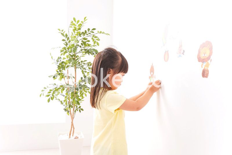 シールを貼る子ども