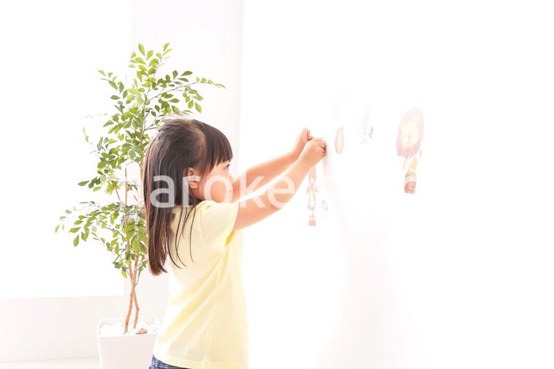 シールを貼る子ども