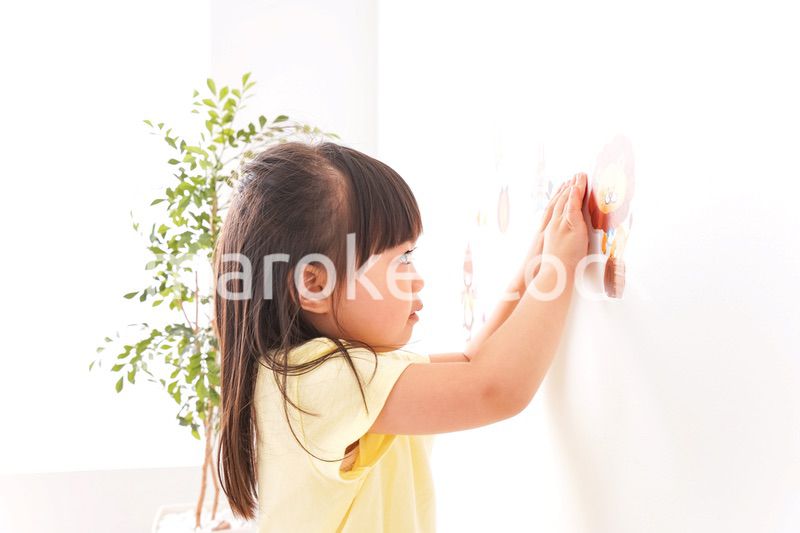 シールを貼る子ども