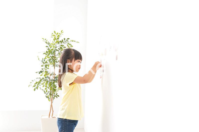 シールを貼る子ども