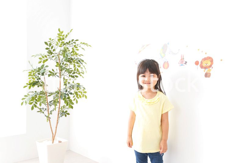 シールを貼る子ども