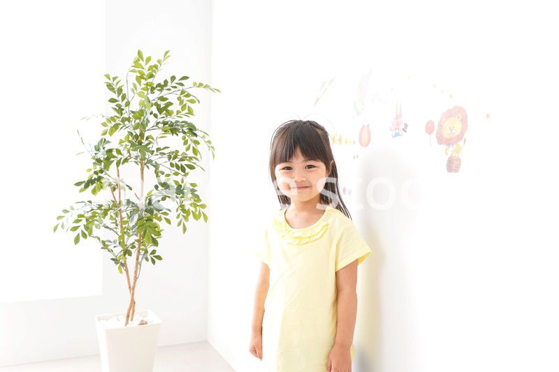 シールを貼る子ども