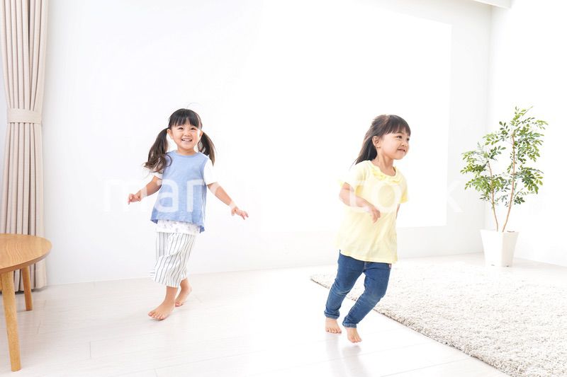 友達と遊ぶ女の子