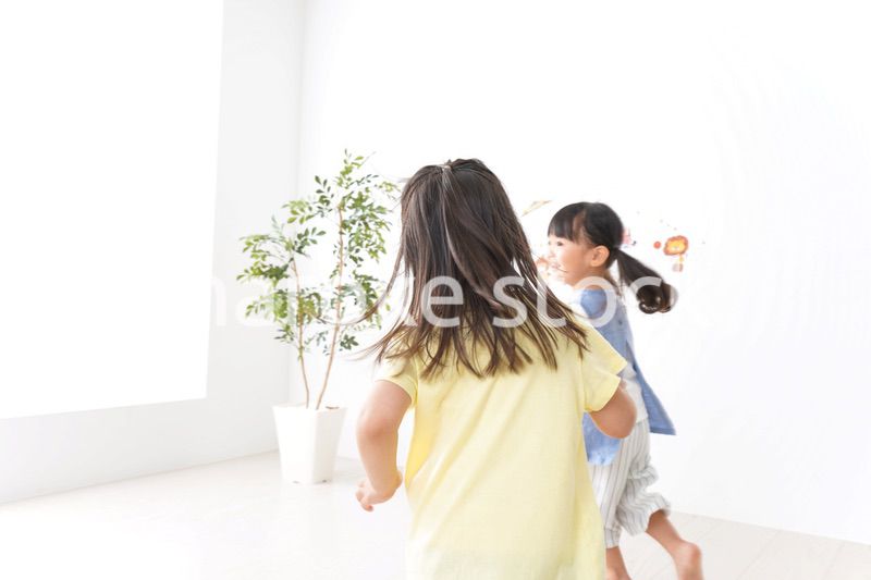 友達と遊ぶ女の子