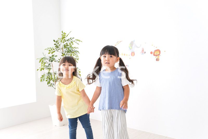 友達と遊ぶ女の子