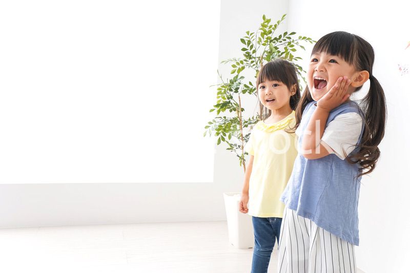 友達と遊ぶ女の子