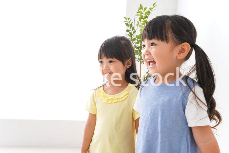 友達と遊ぶ女の子