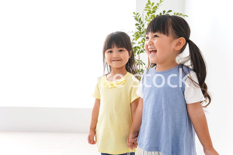 友達と遊ぶ女の子