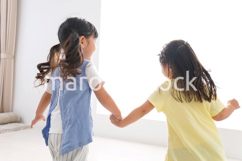 友達と遊ぶ女の子