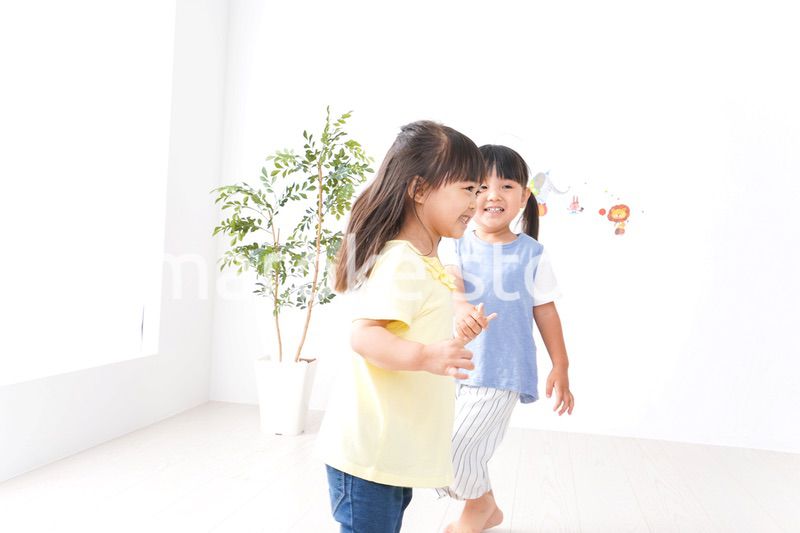 友達と遊ぶ女の子たち