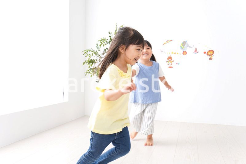 友達と遊ぶ女の子