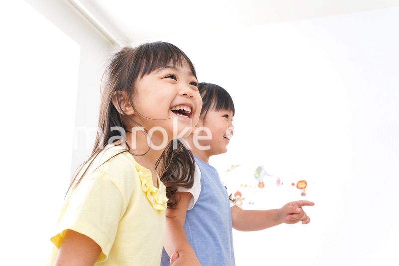 友達と遊ぶ女の子