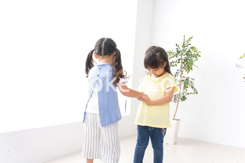 友達と遊ぶ女の子