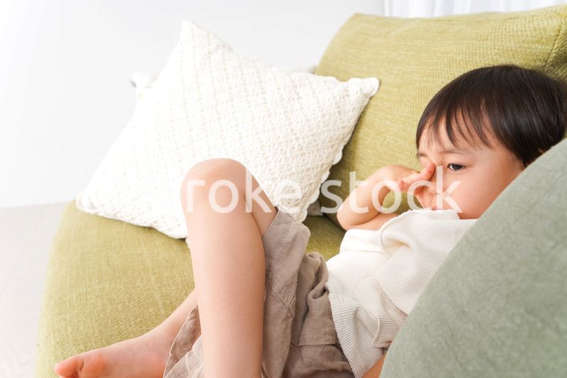 ソファで寝る男の子