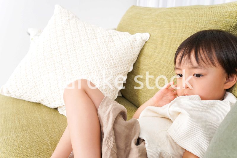 ソファで寝る男の子