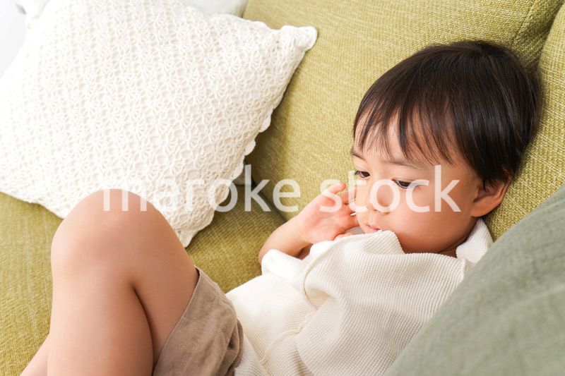 ソファで寝る男の子