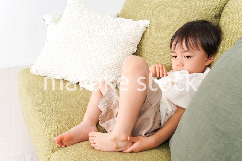 ソファで寝る男の子