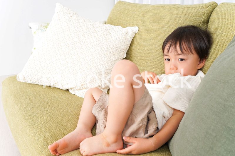 ソファで寝る男の子