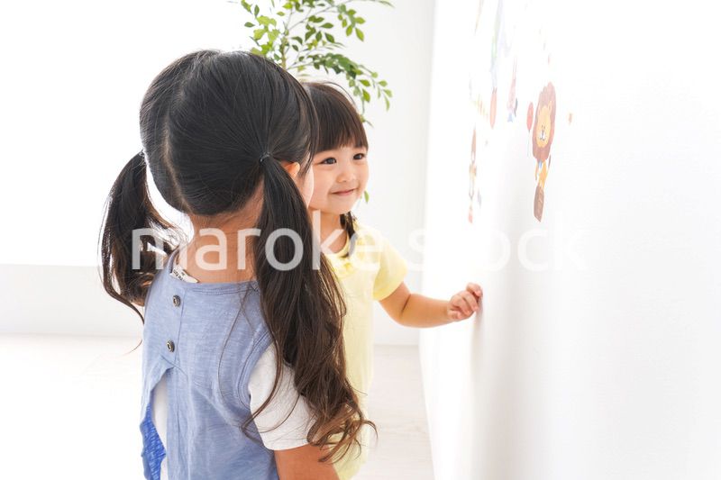 友達と遊ぶ女の子