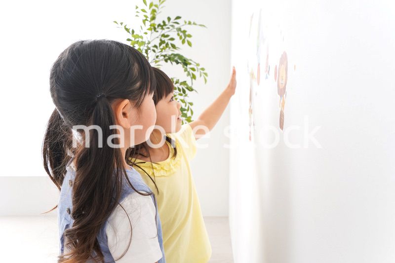 友達と遊ぶ女の子