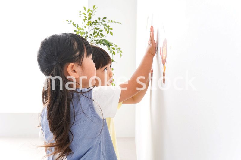 友達と遊ぶ女の子