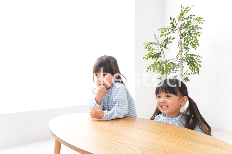 友達と遊ぶ女の子