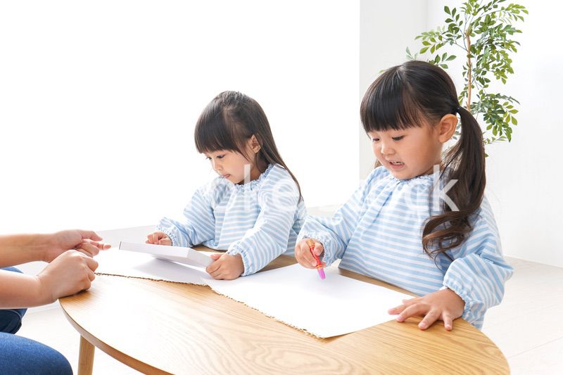 友達と遊ぶ女の子