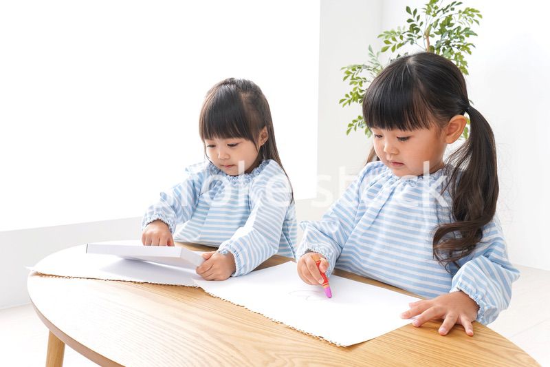 友達と遊ぶ女の子