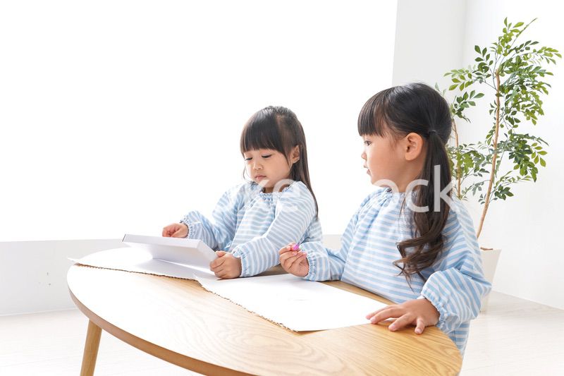 友達と遊ぶ女の子