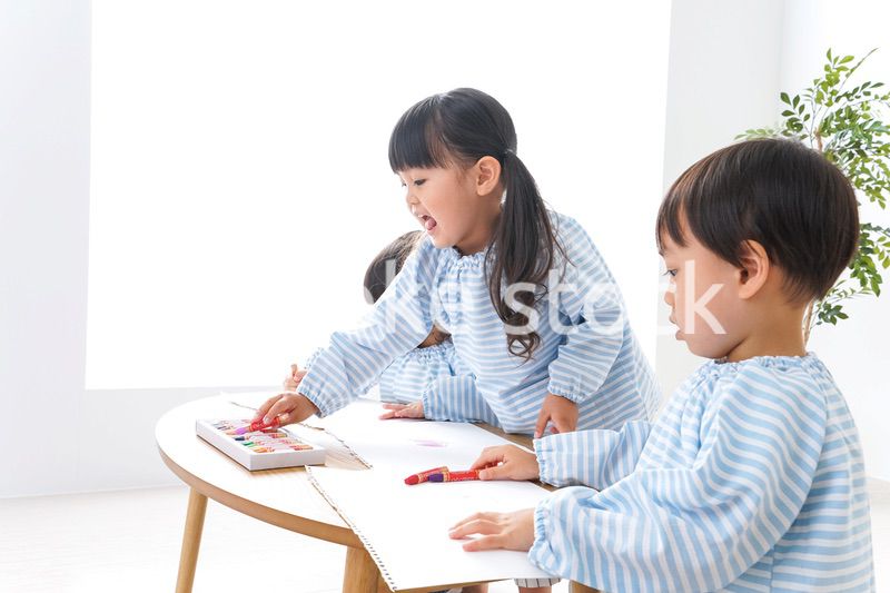 幼稚園でお絵かきをする子ども