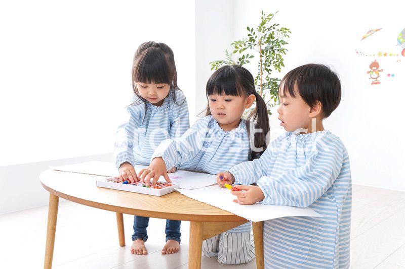 幼稚園でお絵かきをする子ども