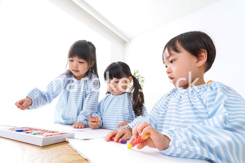 幼稚園でお絵かきをする子ども