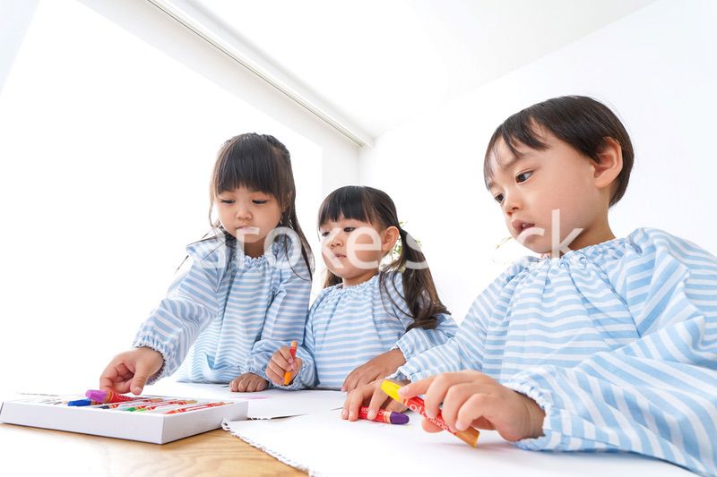幼稚園でお絵かきをする子ども