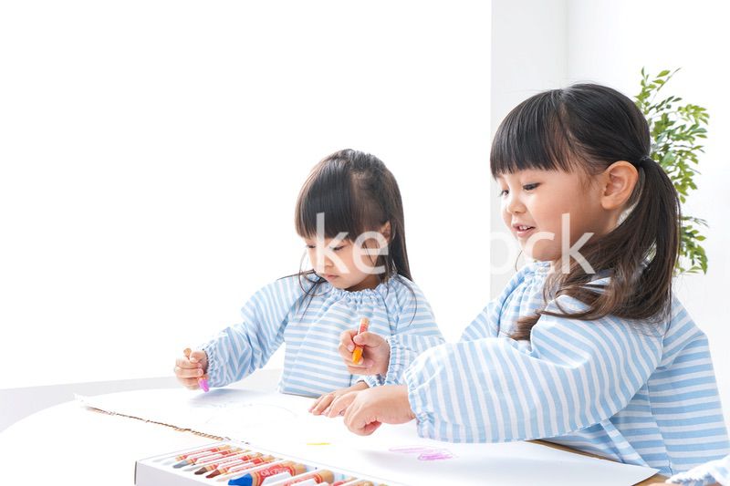 幼稚園でお絵かきをする子ども