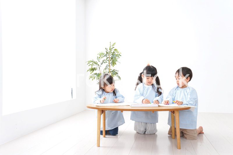 幼稚園でお絵かきをする子ども