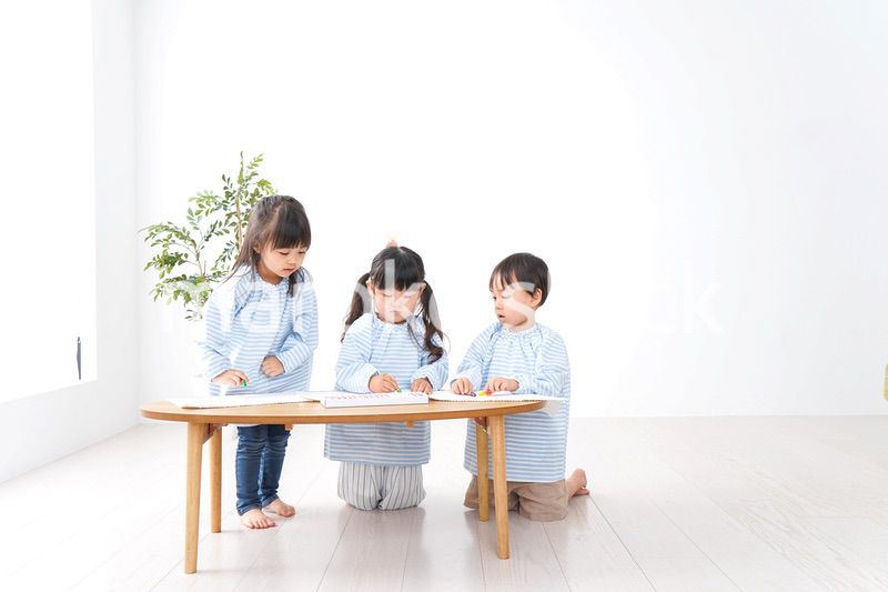 幼稚園でお絵かきをする子ども