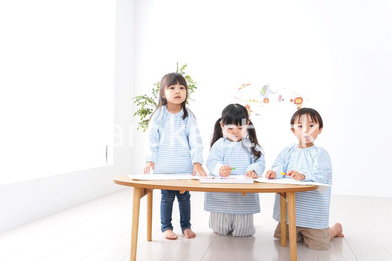 幼稚園でお絵かきをする子ども