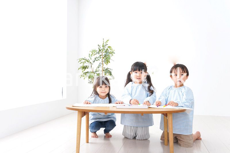 幼稚園でお絵かきをする子ども
