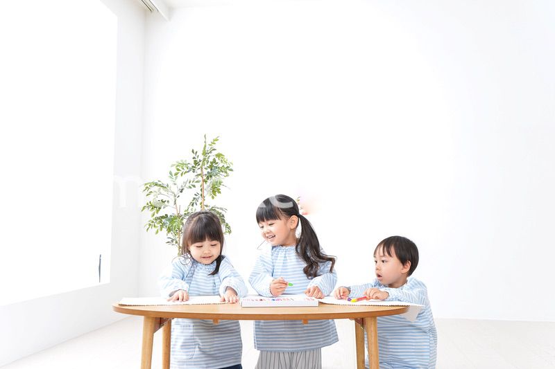 幼稚園でお絵かきをする子ども