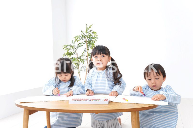 幼稚園でお絵かきをする子ども