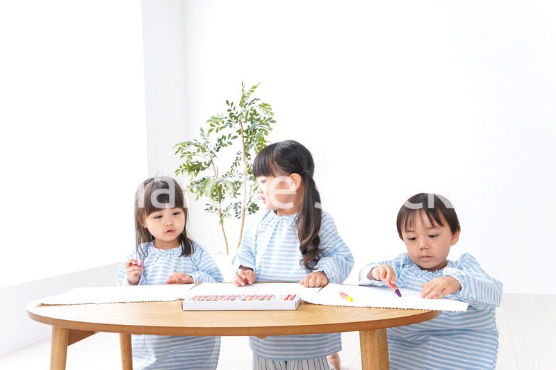 幼稚園でお絵かきをする子ども
