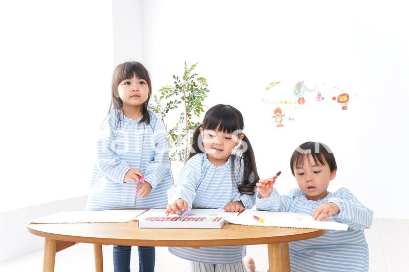 幼稚園でお絵かきをする子ども