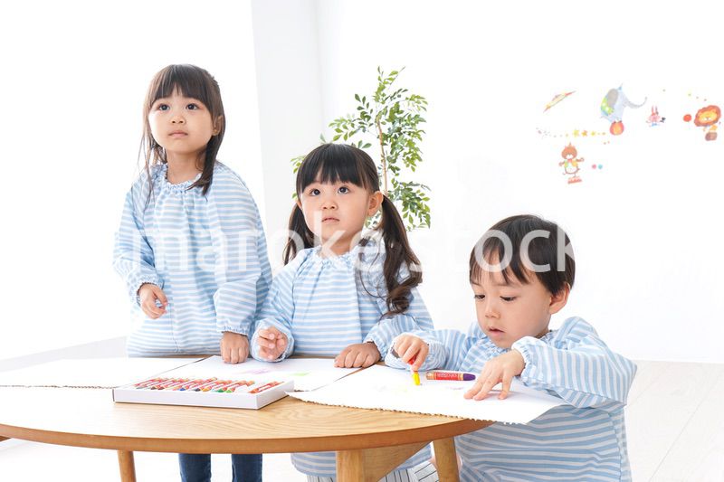 幼稚園でお絵かきをする子ども