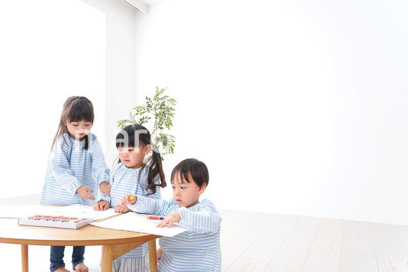 幼稚園でお絵かきをする子ども