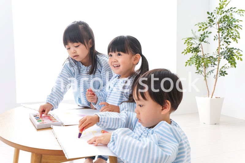 幼稚園でお絵かきをする子ども