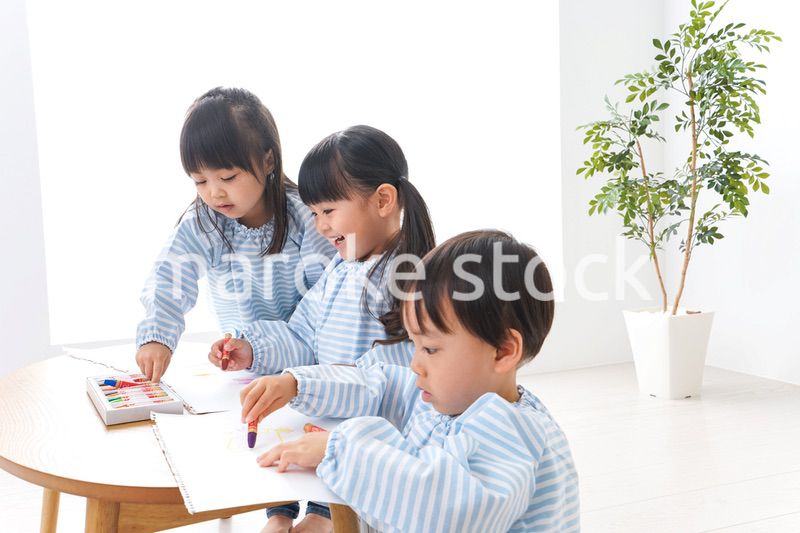 幼稚園でお絵かきをする子ども