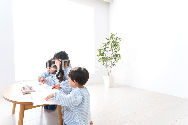 幼稚園でお絵かきをする子ども