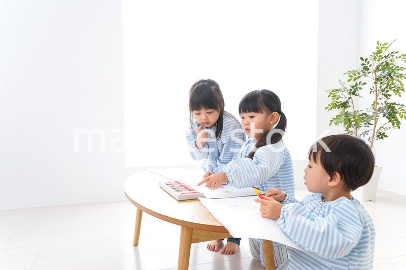 幼稚園でお絵かきをする子ども