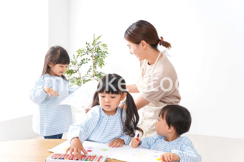 幼稚園の先生と児童