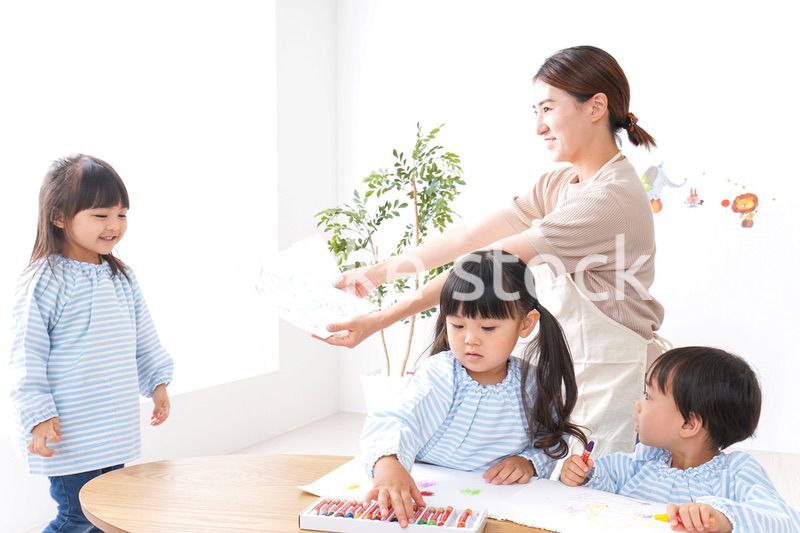 幼稚園で勉強をする子供